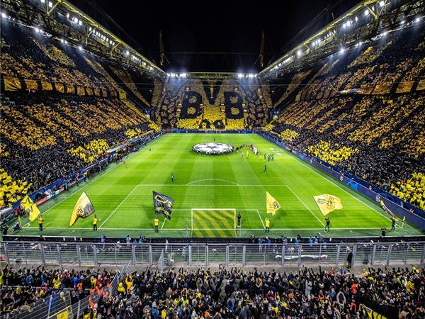 Chính sách giá vé rẻ ở Bundesliga: Bí quyết giữ chân NHM